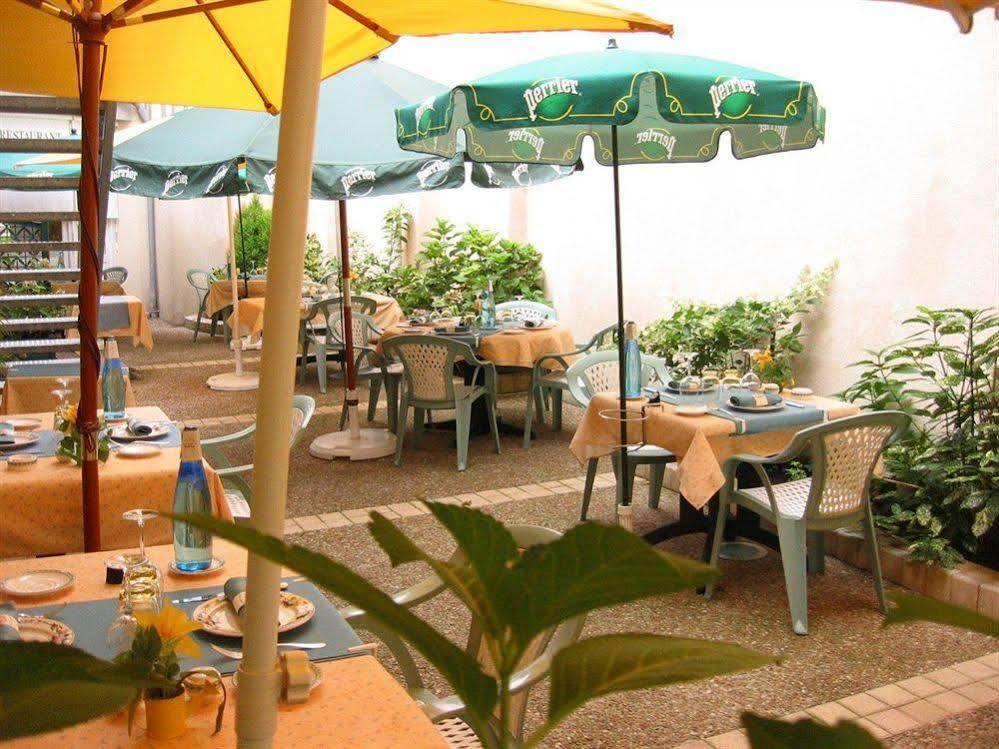 Logis Hotel Restaurant La Boule D'Or Chinon Bagian luar foto